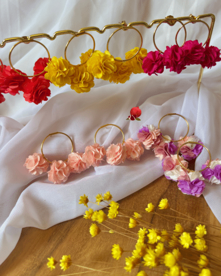 Camélia : portez des fleurs toute l'année ! Clou d'oreille créole 3 fleurs en tissu 5 coloris au choix (de gauche à droite photo 1) : corail, jaune soleil, rose fuchsia, rose bonbon, trio lilas/blanc/rose