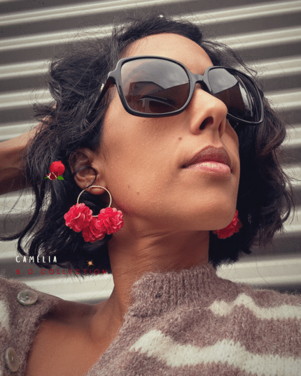 Camélia : portez des fleurs toute l'année ! Clou d'oreille créole 3 fleurs en tissu 5 coloris au choix (de gauche à droite photo 1) : corail, jaune soleil, rose fuchsia, rose bonbon, trio lilas/blanc/rose