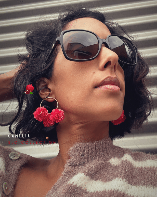 Camélia : portez des fleurs toute l'année ! Clou d'oreille créole 3 fleurs en tissu 5 coloris au choix (de gauche à droite photo 1) : corail, jaune soleil, rose fuchsia, rose bonbon, trio lilas/blanc/rose