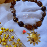 Collier avec perles en résine avec petits détails dorés en acier inoxydable avec pendentif soleil XXL