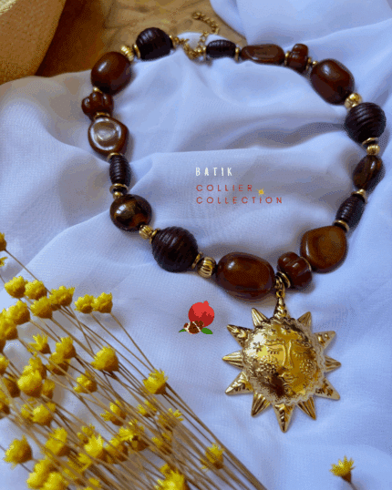 Collier avec perles en résine avec petits détails dorés en acier inoxydable avec pendentif soleil XXL