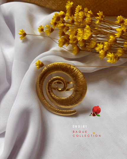 Bague ajustable avec une forme originale. Elle apporte une touche d'originalité la main, parfaite pour celles qui cherchent un bijou unique qui sort de l'ordinaire tout en restant chic