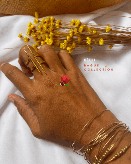 Bague en acier inoxydable aux lignes droites et épurées. Ultra moderne et chic