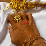 Bague ajustable en acier inoxydable en forme de soleil martelé. Environ 35 mm de diamètre