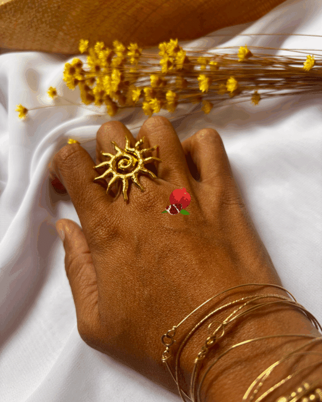 Bague ajustable en acier inoxydable en forme de soleil martelé. Environ 35 mm de diamètre