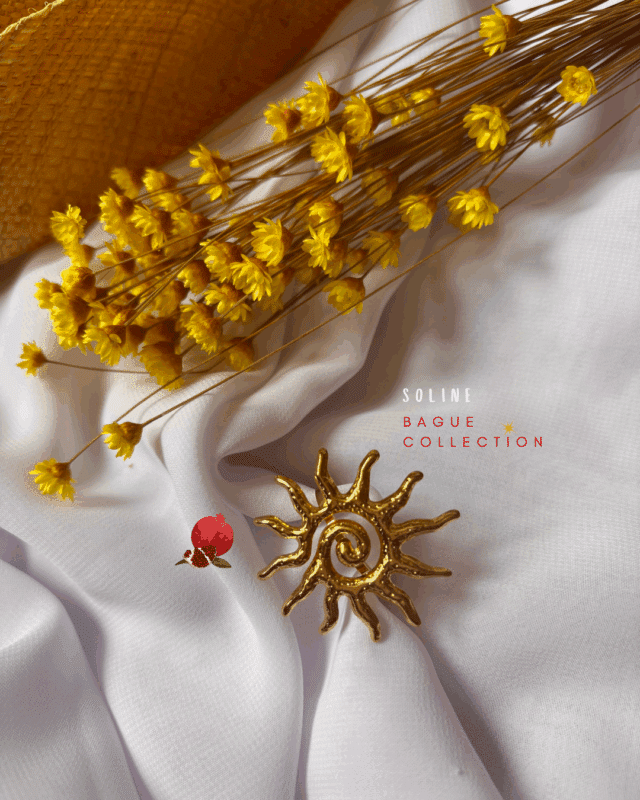 Bague ajustable en acier inoxydable en forme de soleil martelé. Environ 35 mm de diamètre