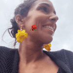 Boucle d'oreille de type pendente composée de plussieurs pétale de fleur colorés en jaune ou en rosse fuchsia