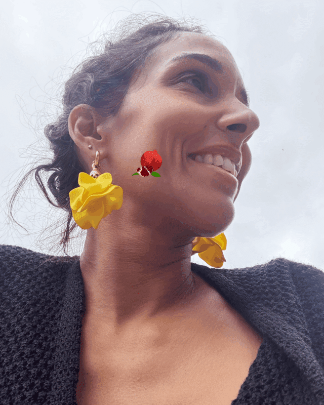 Boucle d'oreille de type pendente composée de plussieurs pétale de fleur colorés en jaune ou en rosse fuchsia