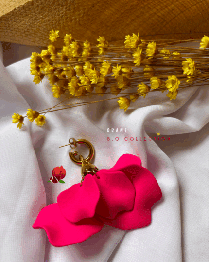 Boucle d'oreille de type pendente composée de plussieurs pétale de fleur colorés en jaune ou en rosse fuchsia