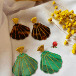 Clou d’oreille en forme de coquillage doré à l'or fin Pendentif en résine en forme de coquillage 2 coloris disponibles : marron marbré ou vert lagon marbré