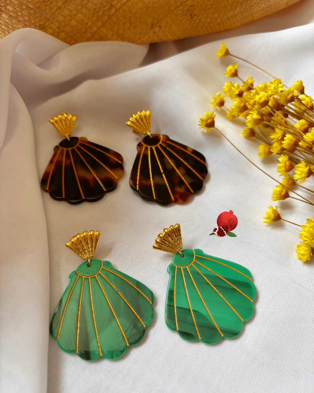 Bahia Clou d’oreille en forme de coquillage doré à l'or fin Pendentif en résine en forme de coquillage 2 coloris disponibles : marron marbré ou vert lagon marbré