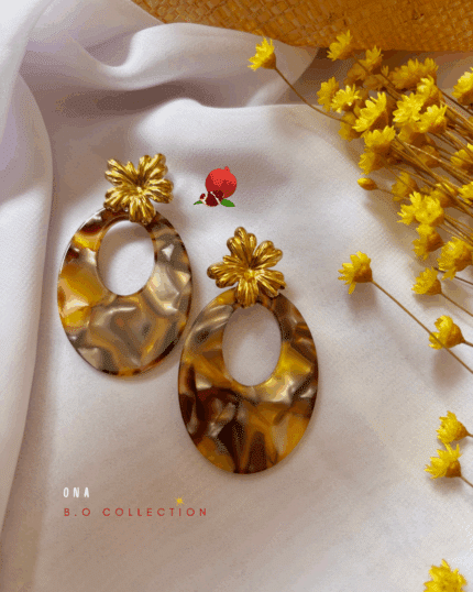 Boucle d'oreille avec pendentif oval en résine Clou d'oreille fleur en acier inoxydable Coloris : marbré moutarde / marron Longueur : 5,5 cm