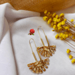 Boucle d'oreille de type créole en forme rectangulaire avec pendentif en résine Clou d'oreille en plaqué or Pendentif en résine Longueur : 5,5 cm