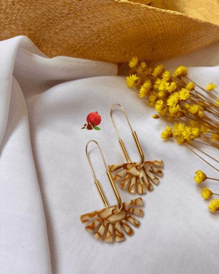 Boucle d'oreille de type créole en forme rectangulaire avec pendentif en résine Clou d'oreille en plaqué or Pendentif en résine Longueur : 5,5 cm