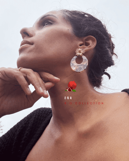 Boucle d'oreille avec pendentif oval en résine Clou d'oreille fleur en acier inoxydable Coloris : marbré moutarde / marron Longueur : 5,5 cm