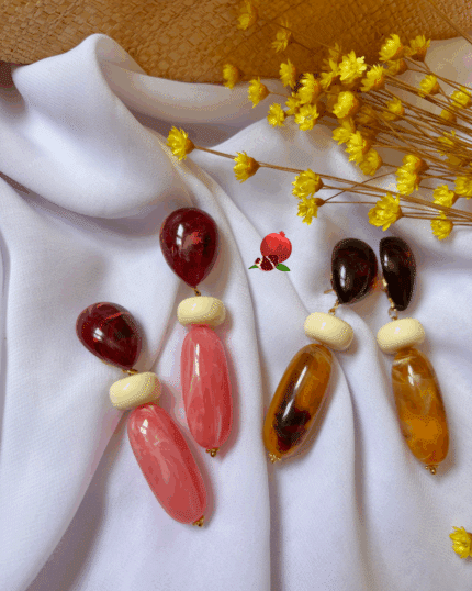 Boucles d'oreilles à l'esprit rétro/vintage avec ses perles aux coloris acidulés  Perles en résine marbré Clou d'oreille en forme de goutte d'eau en résine 2 coloris aux choix : rose ou orange