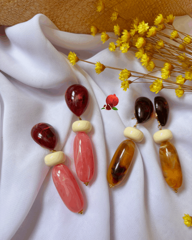 Boucles d'oreilles à l'esprit rétro/vintage avec ses perles aux coloris acidulés  Perles en résine marbré Clou d'oreille en forme de goutte d'eau en résine 2 coloris aux choix : rose ou orange