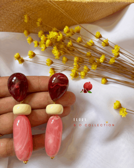 Boucles d'oreilles à l'esprit rétro/vintage avec ses perles aux coloris acidulés  Perles en résine marbré Clou d'oreille en forme de goutte d'eau en résine 2 coloris aux choix : rose ou orange