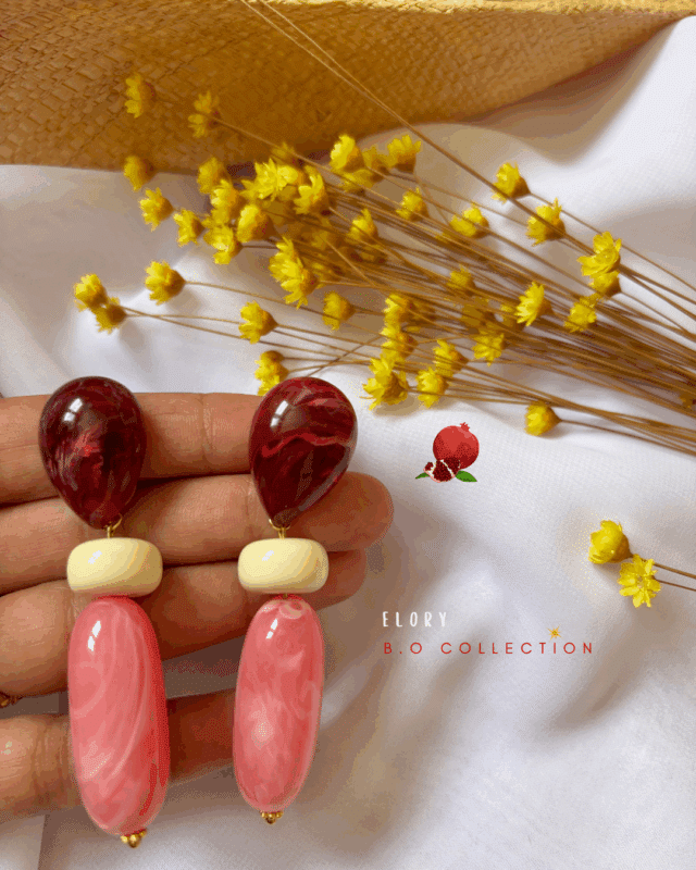 Boucles d'oreilles à l'esprit rétro/vintage avec ses perles aux coloris acidulés  Perles en résine marbré Clou d'oreille en forme de goutte d'eau en résine 2 coloris aux choix : rose ou orange