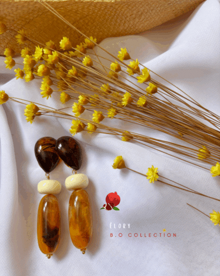 Boucles d'oreilles à l'esprit rétro/vintage avec ses perles aux coloris acidulés  Perles en résine marbré Clou d'oreille en forme de goutte d'eau en résine 2 coloris aux choix : rose ou orange