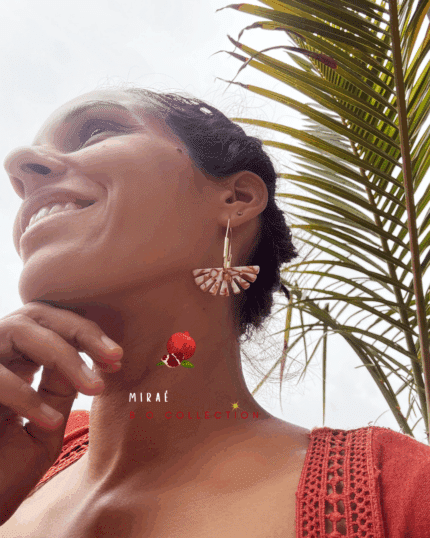 Boucle d'oreille de type créole en forme rectangulaire avec pendentif en résine Clou d'oreille en plaqué or Pendentif en résine Longueur : 5,5 cm