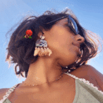 Boucles d'oreilles à l'esprit rétro/vintage avec ses 5 petits pompons  Pendentif et clou d'oreille en résine