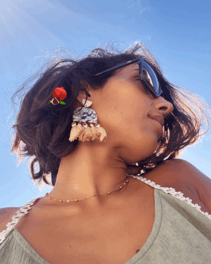 Boucles d'oreilles à l'esprit rétro/vintage avec ses 5 petits pompons  Pendentif et clou d'oreille en résine