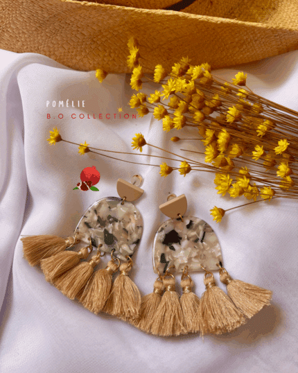 Boucles d'oreilles à l'esprit rétro/vintage avec ses 5 petits pompons  Pendentif et clou d'oreille en résine