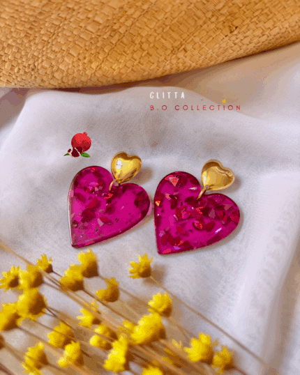 Boucle d'oreille en forme de coeur en résine. Teintes rose fuchsia pailletée
