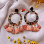 Boucles d'oreilles à l'esprit rétro/vintage avec ses 5 petits pompons (vieux rose) Pendentif et clou d'oreille en résine