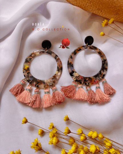 Boucles d'oreilles à l'esprit rétro/vintage avec ses 5 petits pompons (vieux rose) Pendentif et clou d'oreille en résine