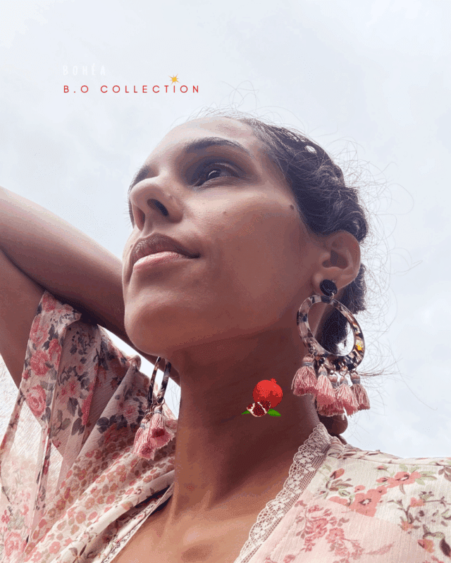 Boucles d'oreilles à l'esprit rétro/vintage avec ses 5 petits pompons (vieux rose) Pendentif et clou d'oreille en résine