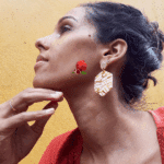 Boucle d'oreille esprit vintage au coloris caramel marbré Clou d'oreille en résine Pendentif de forme hexagonal en résine Longueur : 6 cm