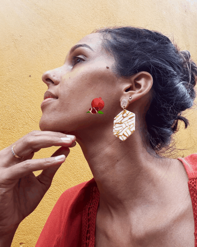 Boucle d'oreille esprit vintage au coloris caramel marbré Clou d'oreille en résine Pendentif de forme hexagonal en résine Longueur : 6 cm