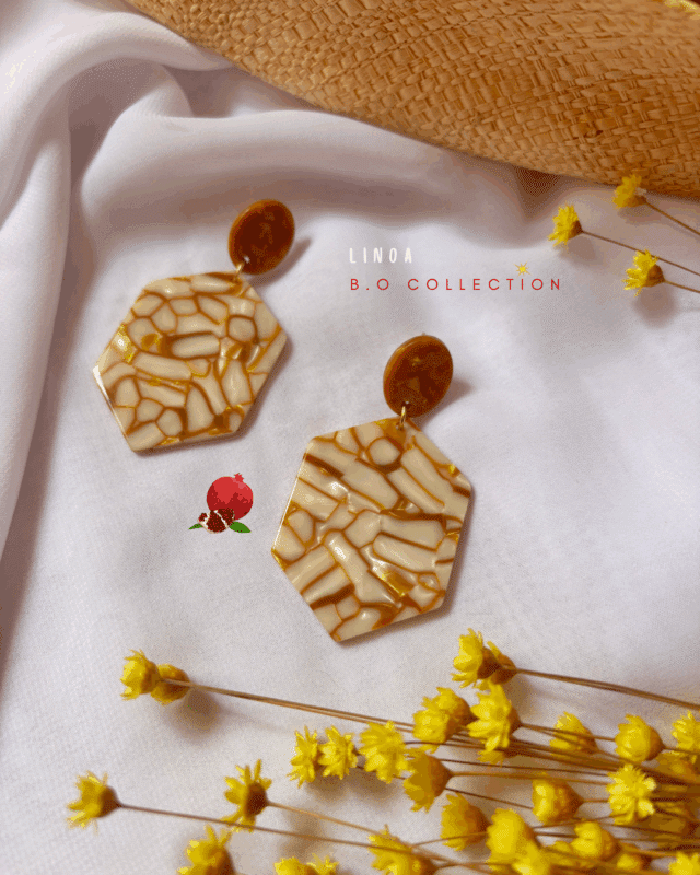 Boucle d'oreille esprit vintage au coloris caramel marbré Clou d'oreille en résine Pendentif de forme hexagonal en résine Longueur : 6 cm