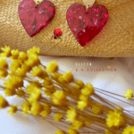 Boucle d'oreille en forme de coeur en résine. Teintes rose fuchsia pailletée