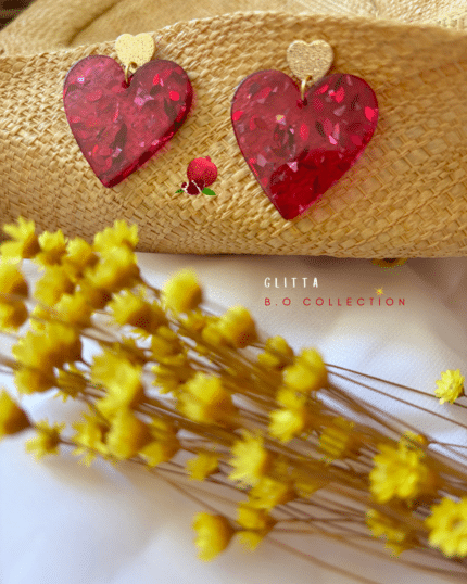 Boucle d'oreille en forme de coeur en résine. Teintes rose fuchsia pailletée