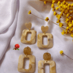 Boucle d'oreille avec pendentif évidé en forme carré (coloris beige marbré) 2 finitions possibles : Clou d'oreille en forme de carré doré pailleté ou en forme de coeur