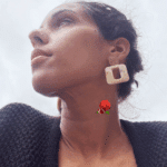 Boucle d'oreille avec pendentif évidé en forme carré (coloris beige marbré) 2 finitions possibles : Clou d'oreille en forme de carré doré pailleté ou en forme de coeur en acier inoxydable