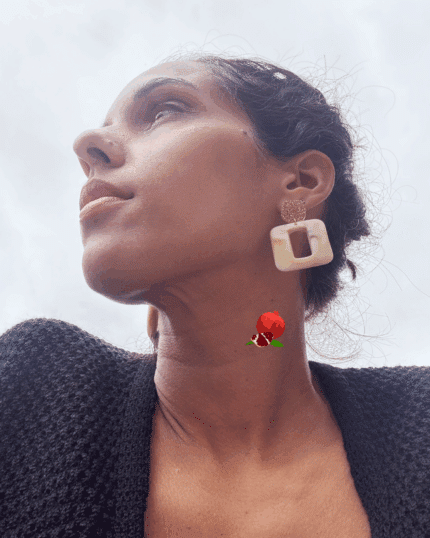 Boucle d'oreille avec pendentif évidé en forme carré (coloris beige marbré) 2 finitions possibles : Clou d'oreille en forme de carré doré pailleté ou en forme de coeur