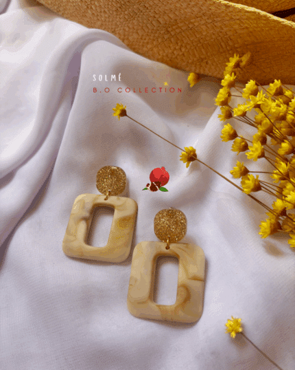 Boucle d'oreille avec pendentif évidé en forme carré (coloris beige marbré) 2 finitions possibles : Clou d'oreille en forme de carré doré pailleté ou en forme de coeur