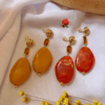 Boucle d'oreille pendante avec clou d'oreille en forme de petit noeud en plaqué or Breloque en cristal Grande perle en résine : 2 coloris aux choix : orange marbré ou moutarde Longueur : 7,5 cm