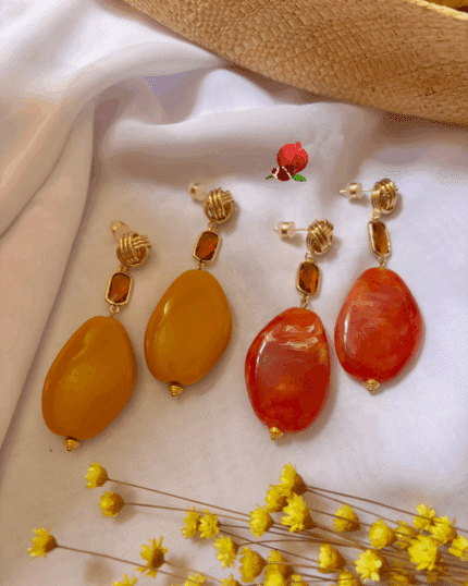 Boucle d'oreille pendante avec clou d'oreille en forme de petit noeud en plaqué or Breloque en cristal Grande perle en résine : 2 coloris aux choix : orange marbré ou moutarde Longueur : 7,5 cm