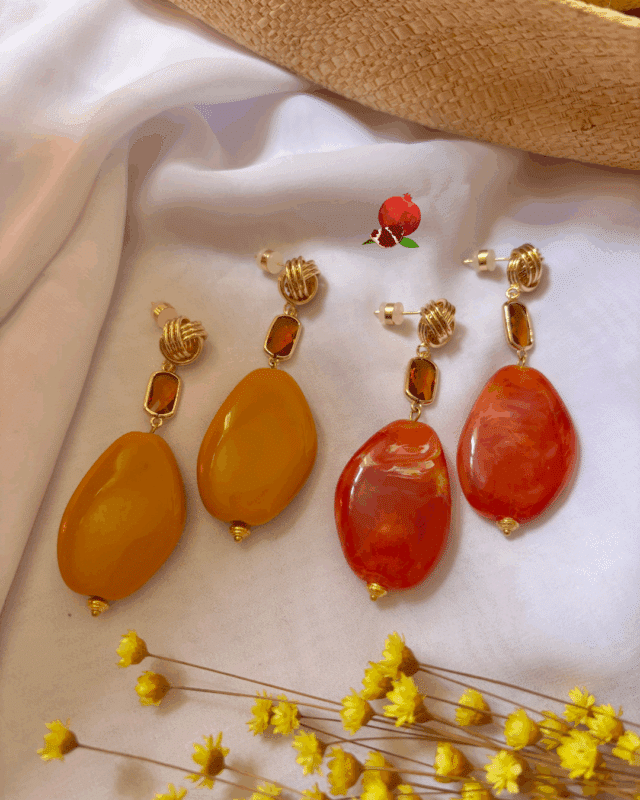 Boucle d'oreille pendante avec clou d'oreille en forme de petit noeud en plaqué or Breloque en cristal Grande perle en résine : 2 coloris aux choix : orange marbré ou moutarde Longueur : 7,5 cm