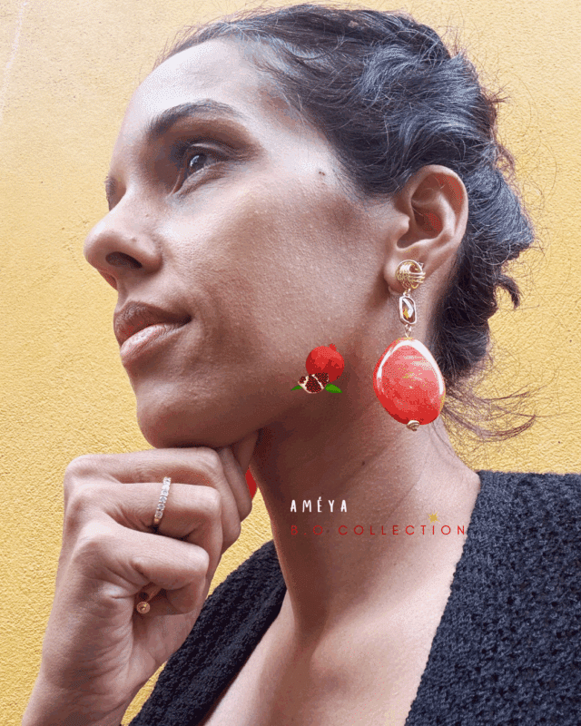 Boucle d'oreille pendante avec clou d'oreille en forme de petit noeud en plaqué or Breloque en cristal Grande perle en résine : 2 coloris aux choix : orange marbré ou moutarde Longueur : 7,5 cm