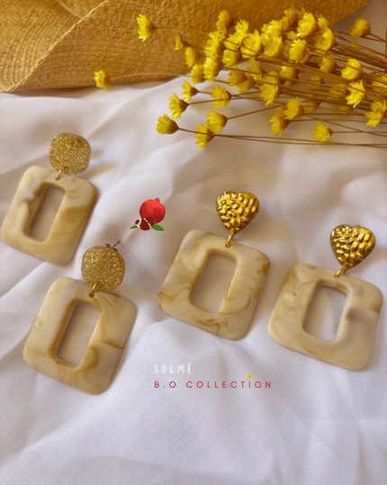 Boucle d'oreille avec pendentif évidé en forme carré (coloris beige marbré) 2 finitions possibles : Clou d'oreille en forme de carré doré pailleté ou en forme de coeur en acier inoxydable