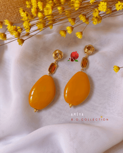 Boucle d'oreille pendante avec clou d'oreille en forme de petit noeud en plaqué or Breloque en cristal Grande perle en résine : 2 coloris aux choix : orange marbré ou moutarde Longueur : 7,5 cm