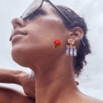 Clou d’oreille dorée à l’or fin 24 carats en forme de fleur 3 perles vintages en résine Longueur : 3,5 cm Largeur : 2,5 cm