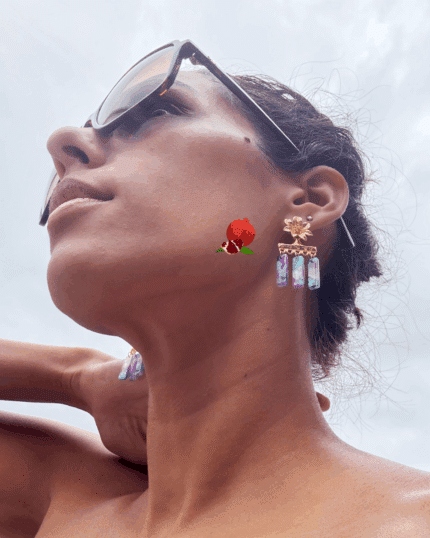 Clou d’oreille dorée à l’or fin 24 carats en forme de fleur 3 perles vintages en résine Longueur : 3,5 cm Largeur : 2,5 cm