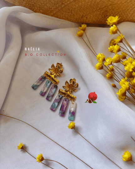 Clou d’oreille dorée à l’or fin 24 carats en forme de fleur 3 perles vintages en résine Longueur : 3,5 cm Largeur : 2,5 cm